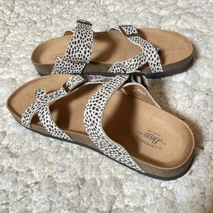 G H Bass & Co sandals new size 7